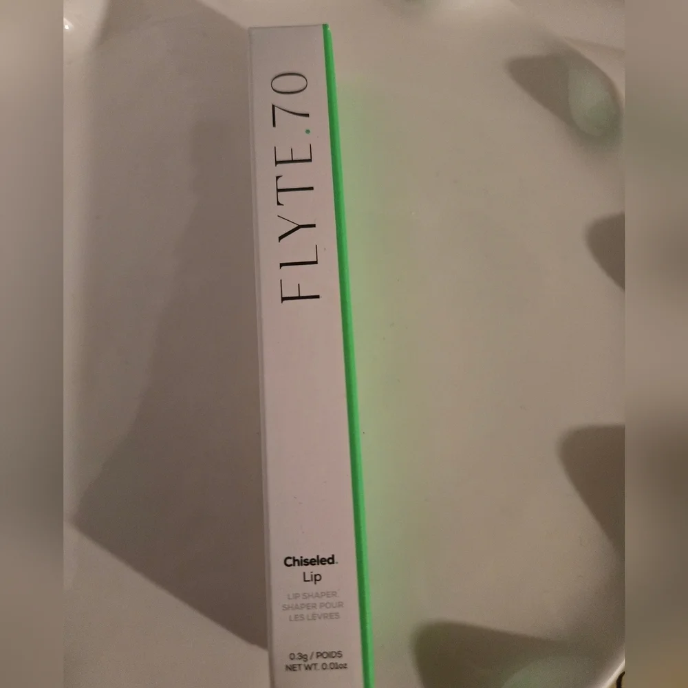 FLYTE.70 Chisled.Lip Lip Shaper In Fame